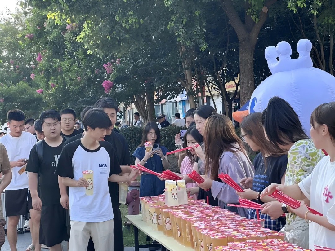 沁爽一夏·關(guān)愛(ài)同行 | 千杯冰飲送清涼，致敬高溫下的堅(jiān)守